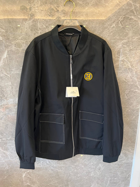 Jaqueta bomber de nylon preta da Hermès com patch amarelo do logotipo "H"