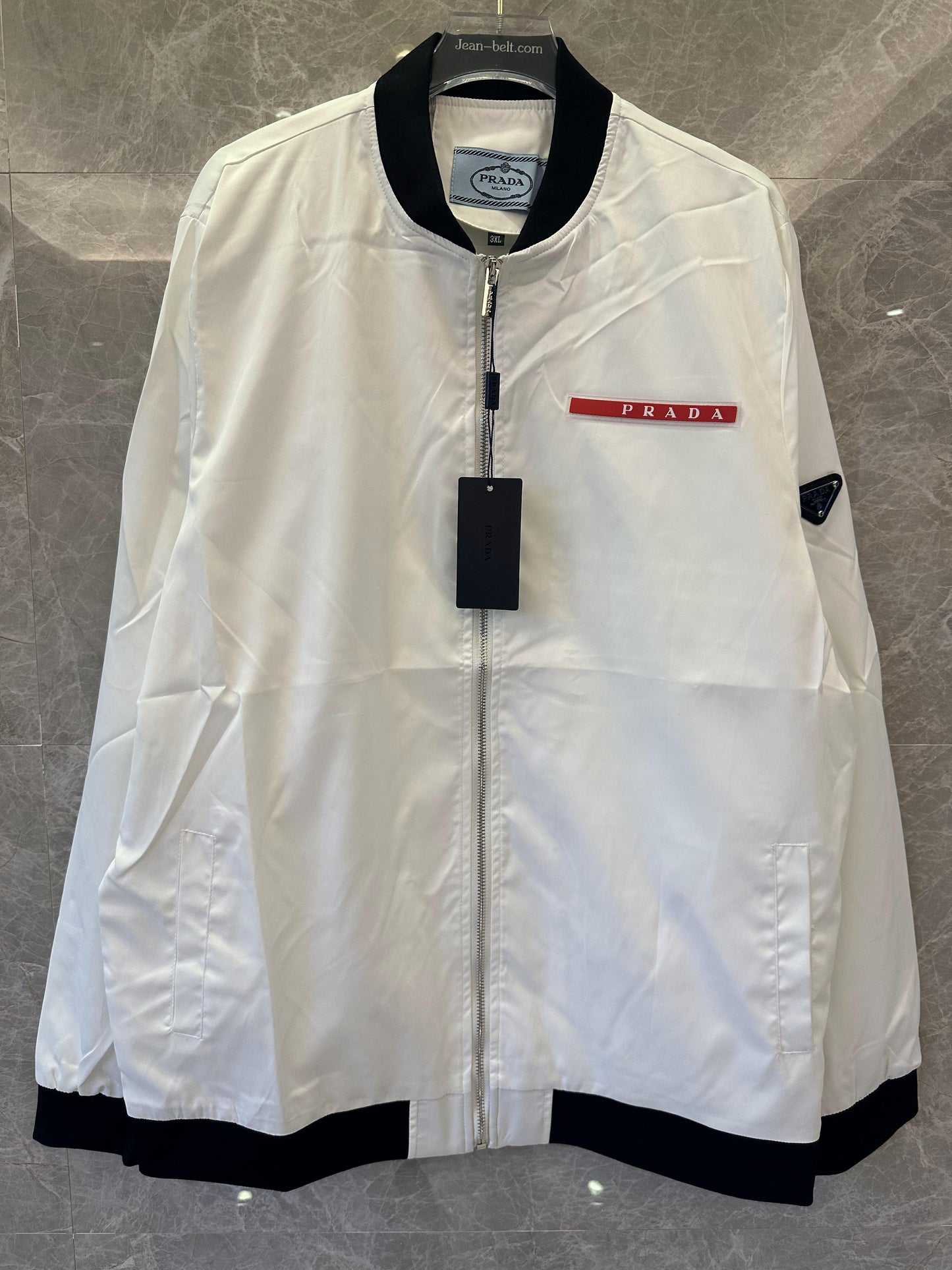 Chaqueta bomber de tejido técnico blanco de Prada con detalle del logotipo característico