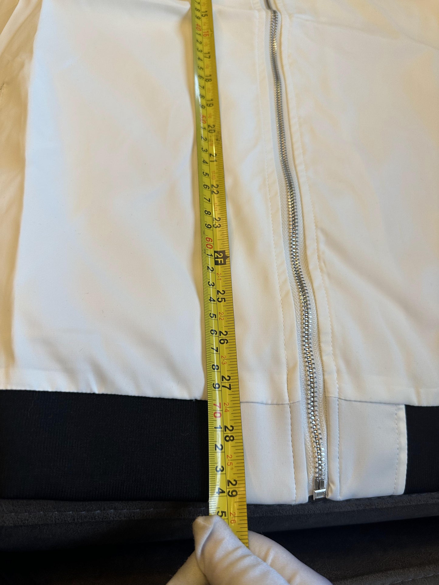 Chaqueta bomber de tejido técnico blanco de Prada con detalle del logotipo característico