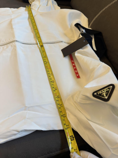 Chaqueta bomber de tejido técnico blanco de Prada con detalle del logotipo característico