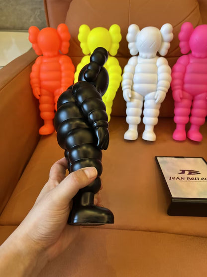 Conjunto de 5 figuras de vinil coloridas inspiradas em KAWS
