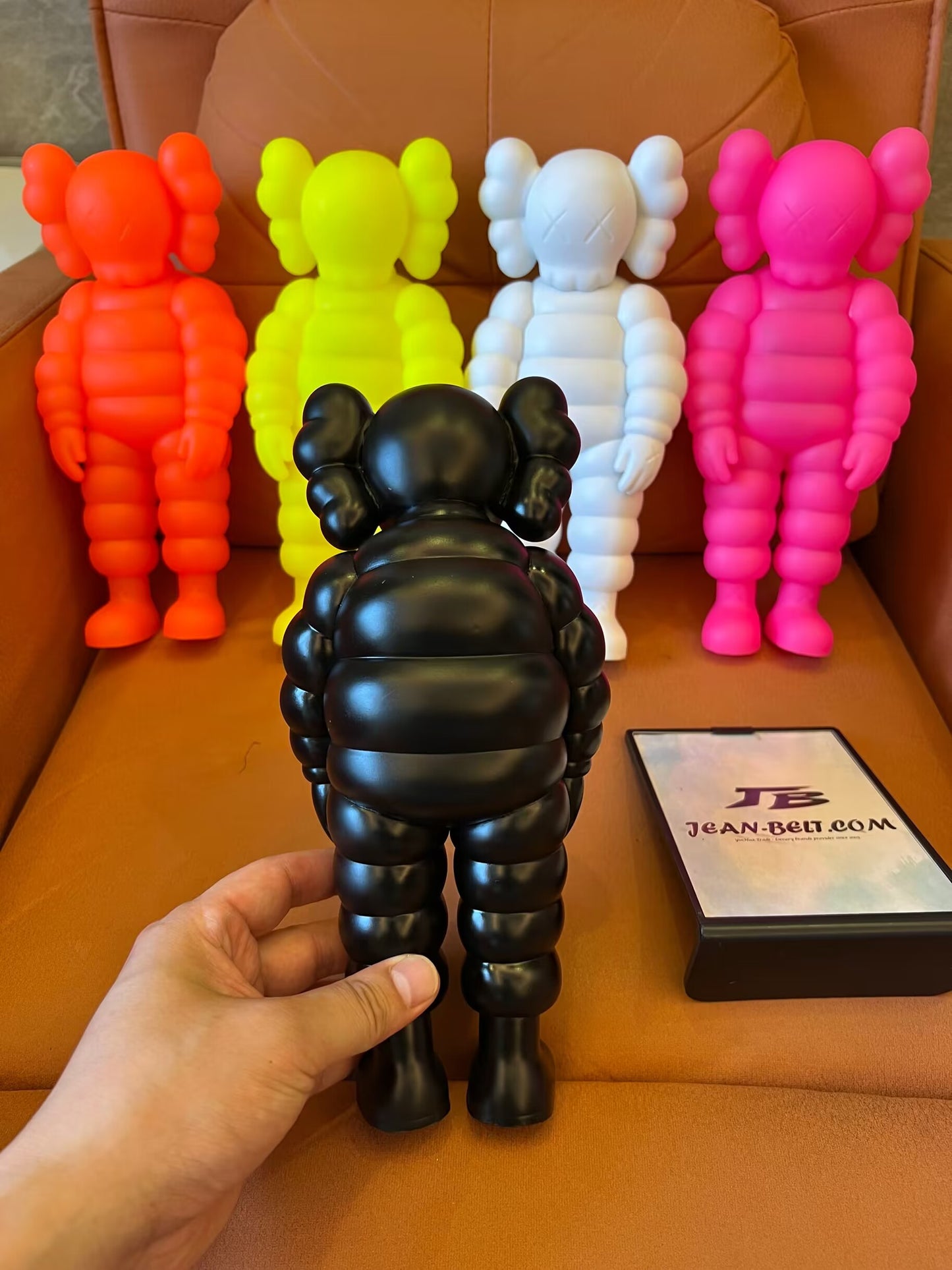 Conjunto de 5 figuras de vinil coloridas inspiradas em KAWS