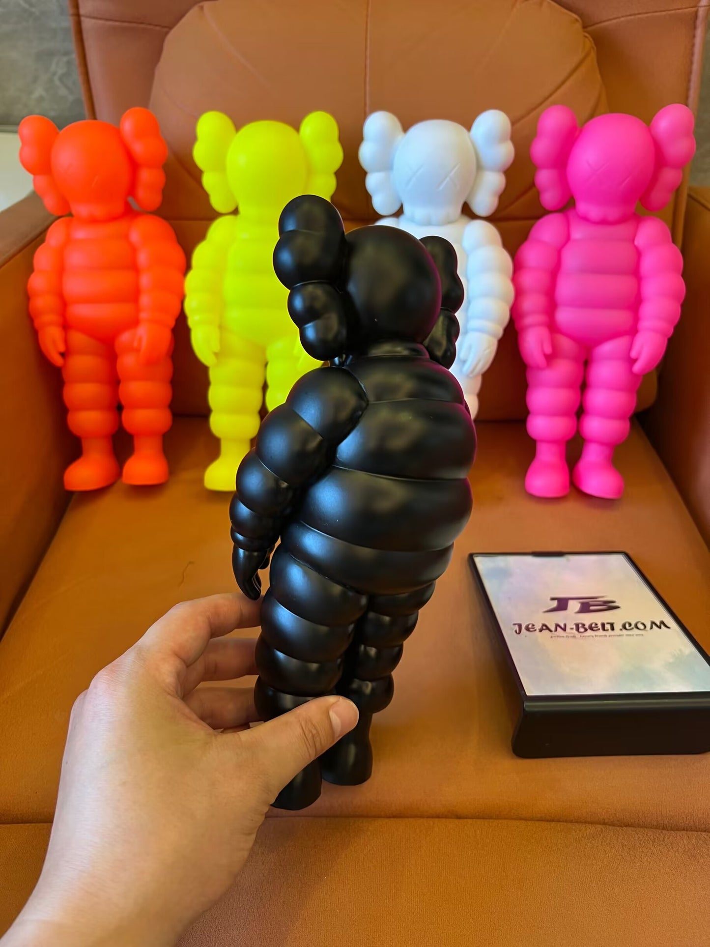 Conjunto de 5 figuras de vinil coloridas inspiradas em KAWS