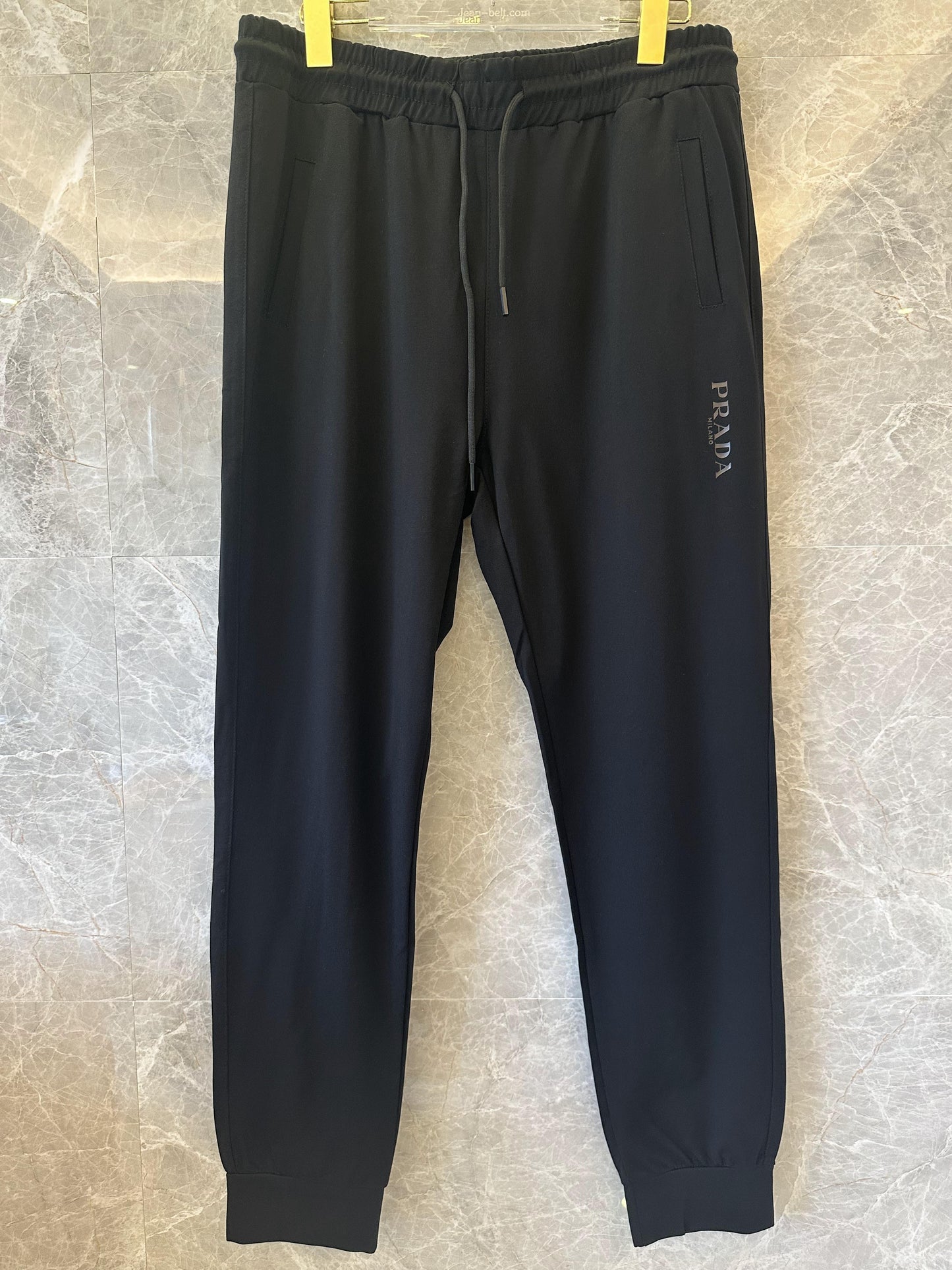 Calça jogger preta com estampa de logotipo da Prada