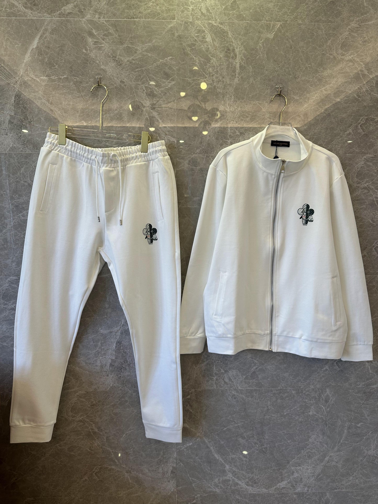 Conjunto de chándal con cremallera y bordado de trébol de Louis Vuitton