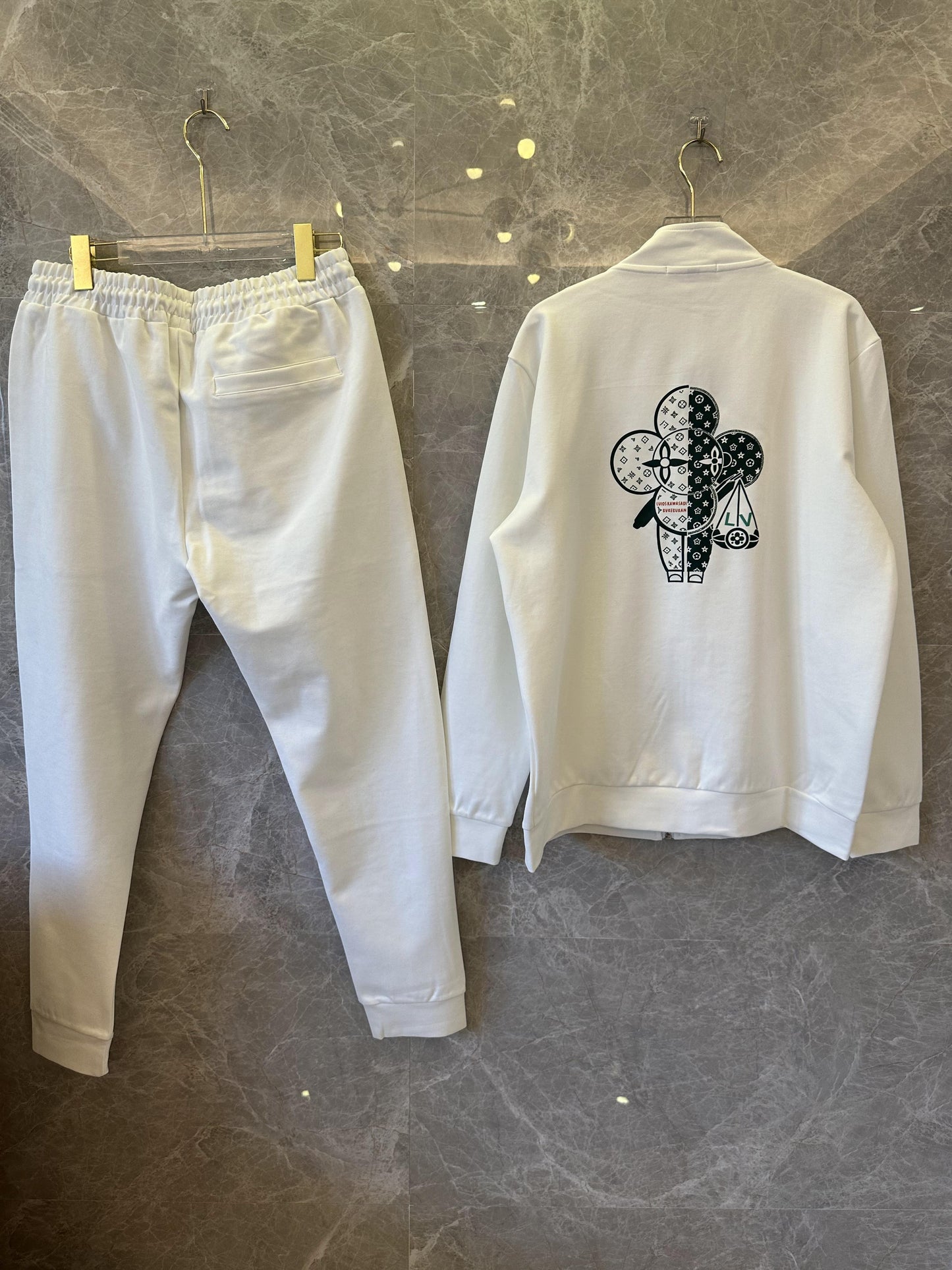 Conjunto de chándal con cremallera y bordado de trébol de Louis Vuitton