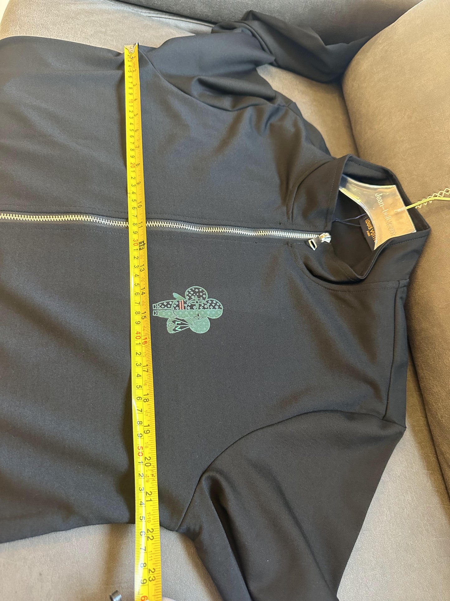 Conjunto de chándal con cremallera y bordado de trébol de Louis Vuitton