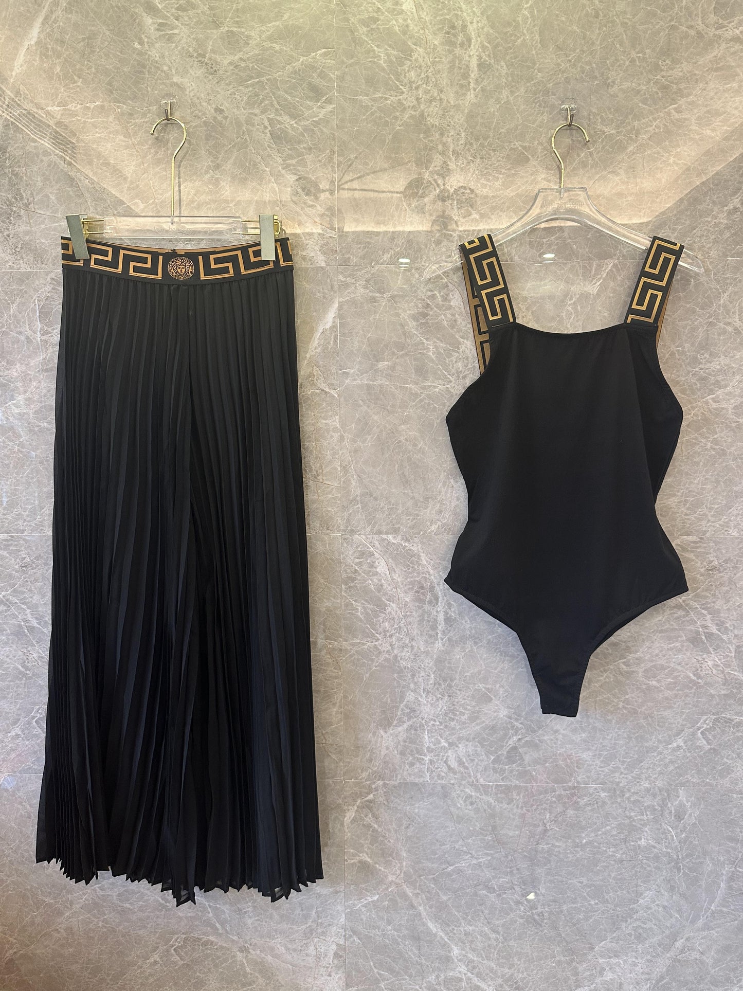 Conjunto de falda plisada y body negro con ribete de greca de Versace
