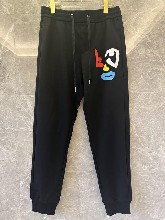 Calça jogger inspirada na arte da Louis Vuitton com detalhe icônico de monograma