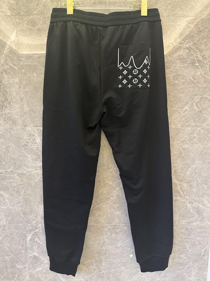 Calça jogger inspirada na arte da Louis Vuitton com detalhe icônico de monograma
