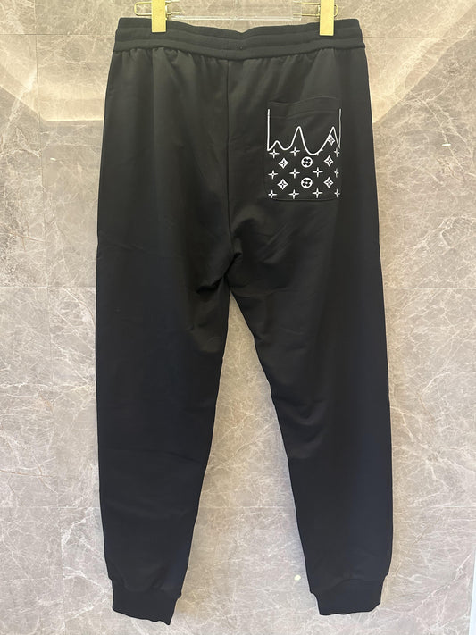 Calça jogger inspirada na arte da Louis Vuitton com detalhe icônico de monograma