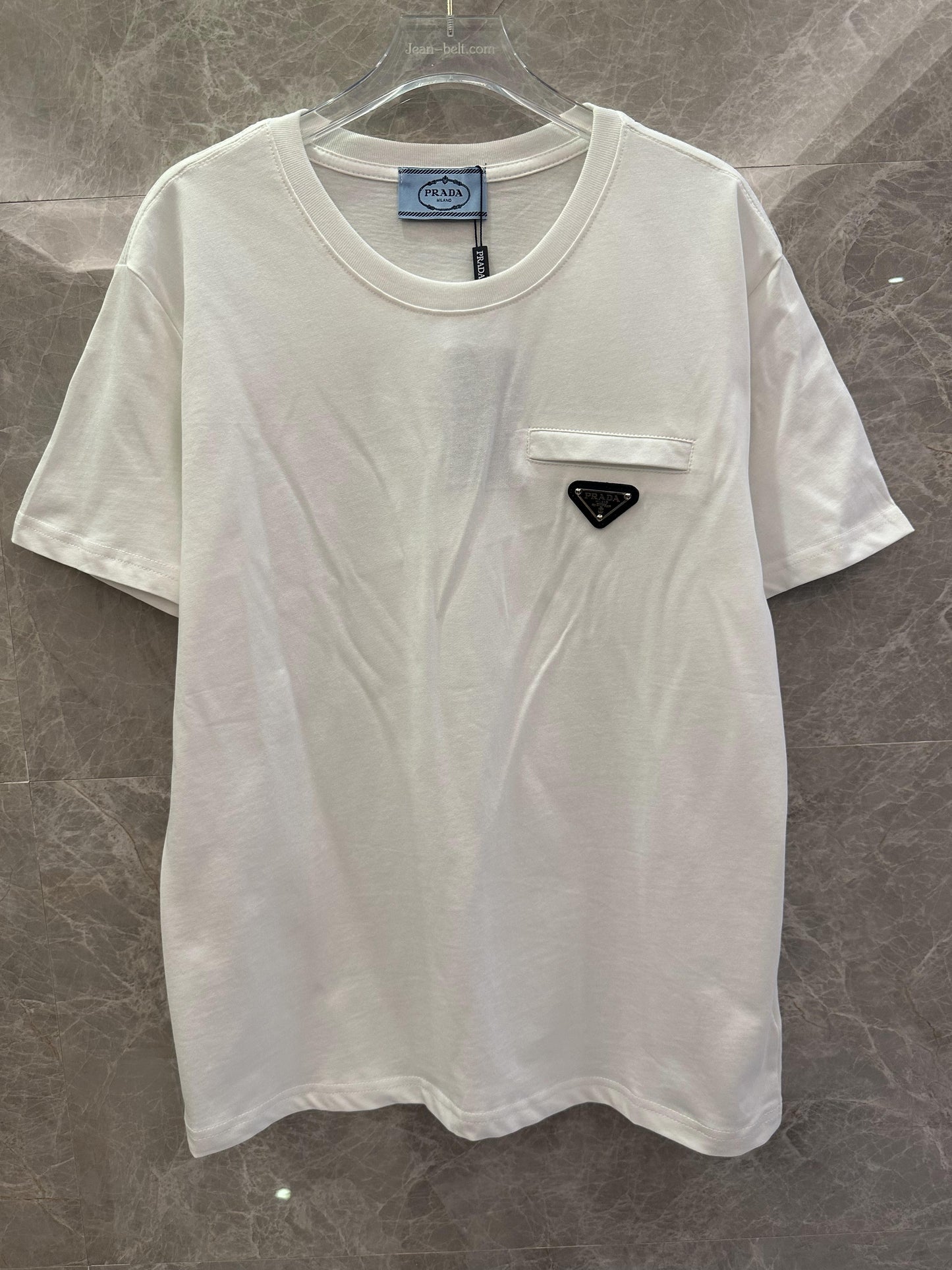 Camiseta branca Prada com bolso triangular e logotipo