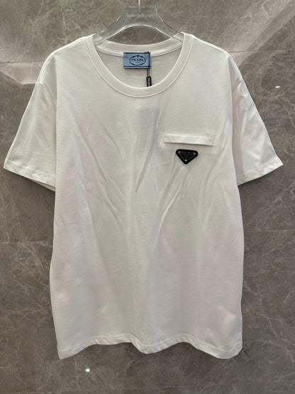 Camiseta branca Prada com bolso triangular e logotipo