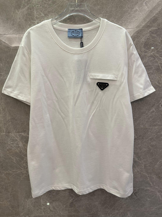 Camiseta branca Prada com bolso triangular e logotipo
