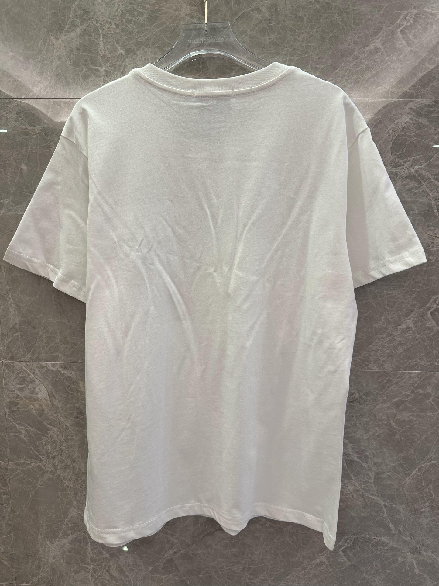 Camiseta branca Prada com bolso triangular e logotipo