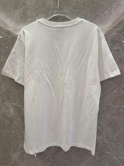 Camiseta branca Prada com bolso triangular e logotipo