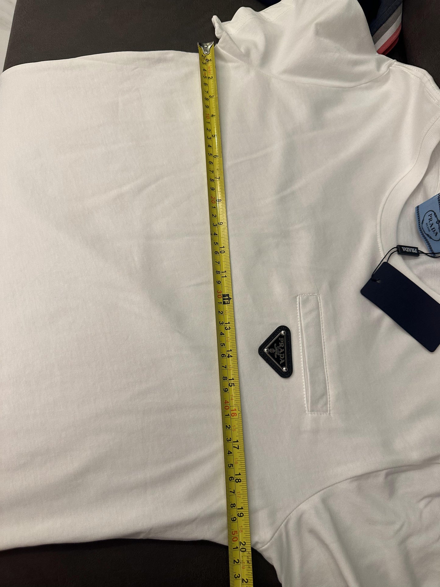Camiseta branca Prada com bolso triangular e logotipo