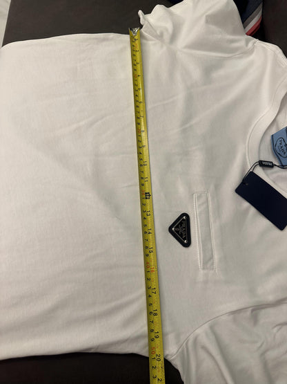 Camiseta branca Prada com bolso triangular e logotipo