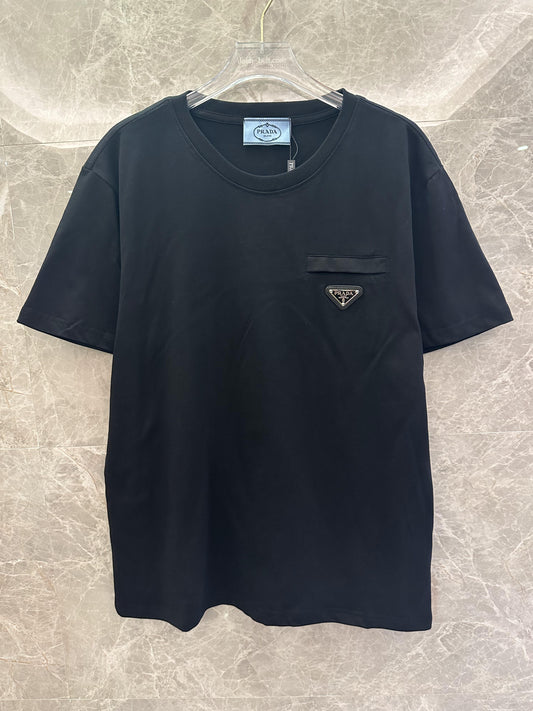 Camiseta preta de manga curta com logotipo da Prada