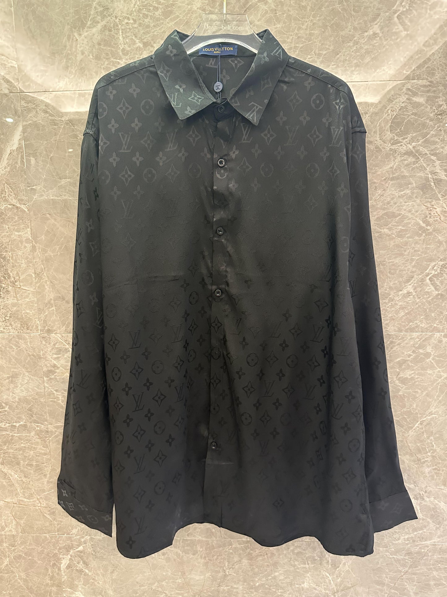 Camisa de seda con botones y monograma de Louis Vuitton en negro