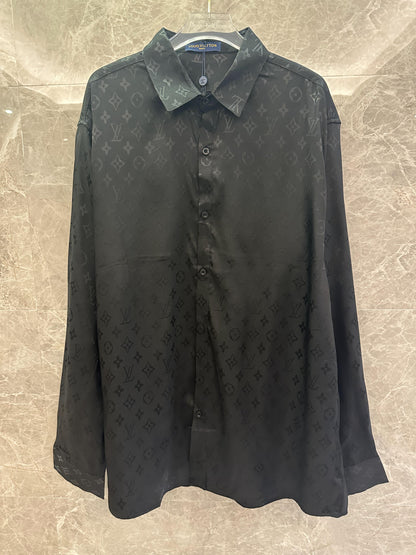 Camisa de seda con botones y monograma de Louis Vuitton en negro
