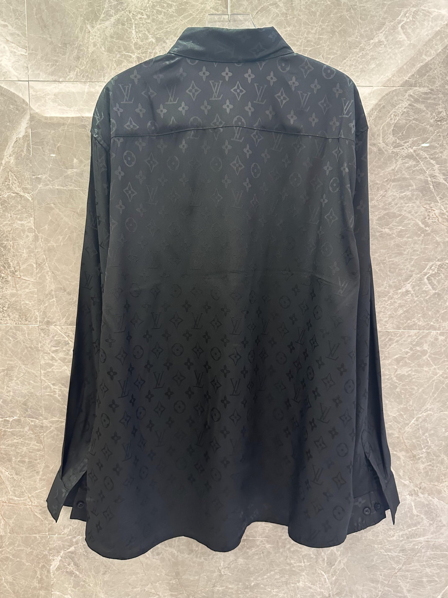 Camisa de seda con botones y monograma de Louis Vuitton en negro