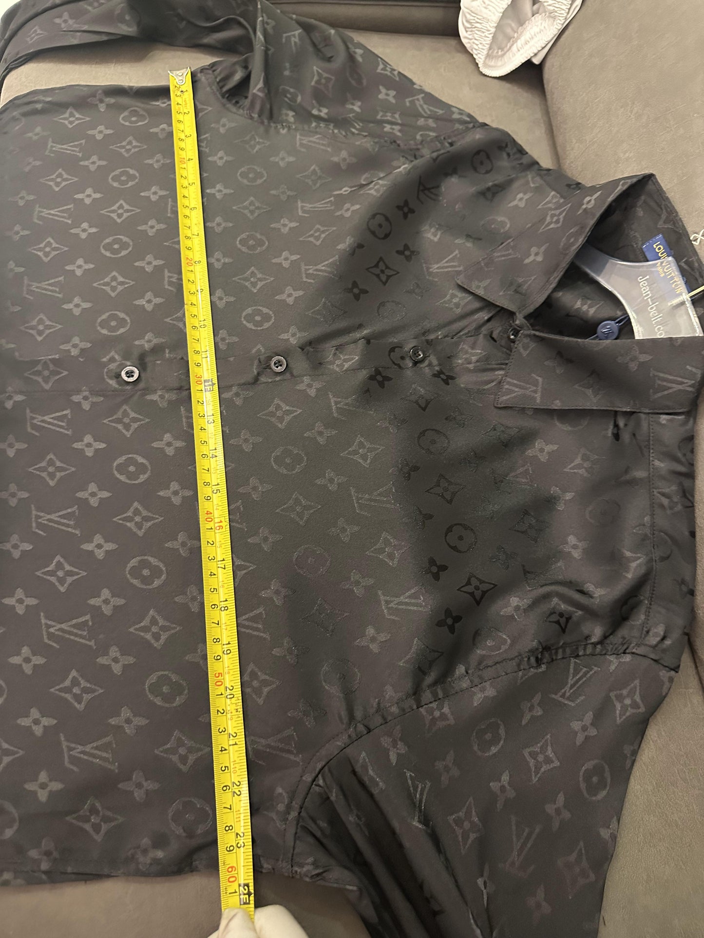 Camisa de seda con botones y monograma de Louis Vuitton en negro