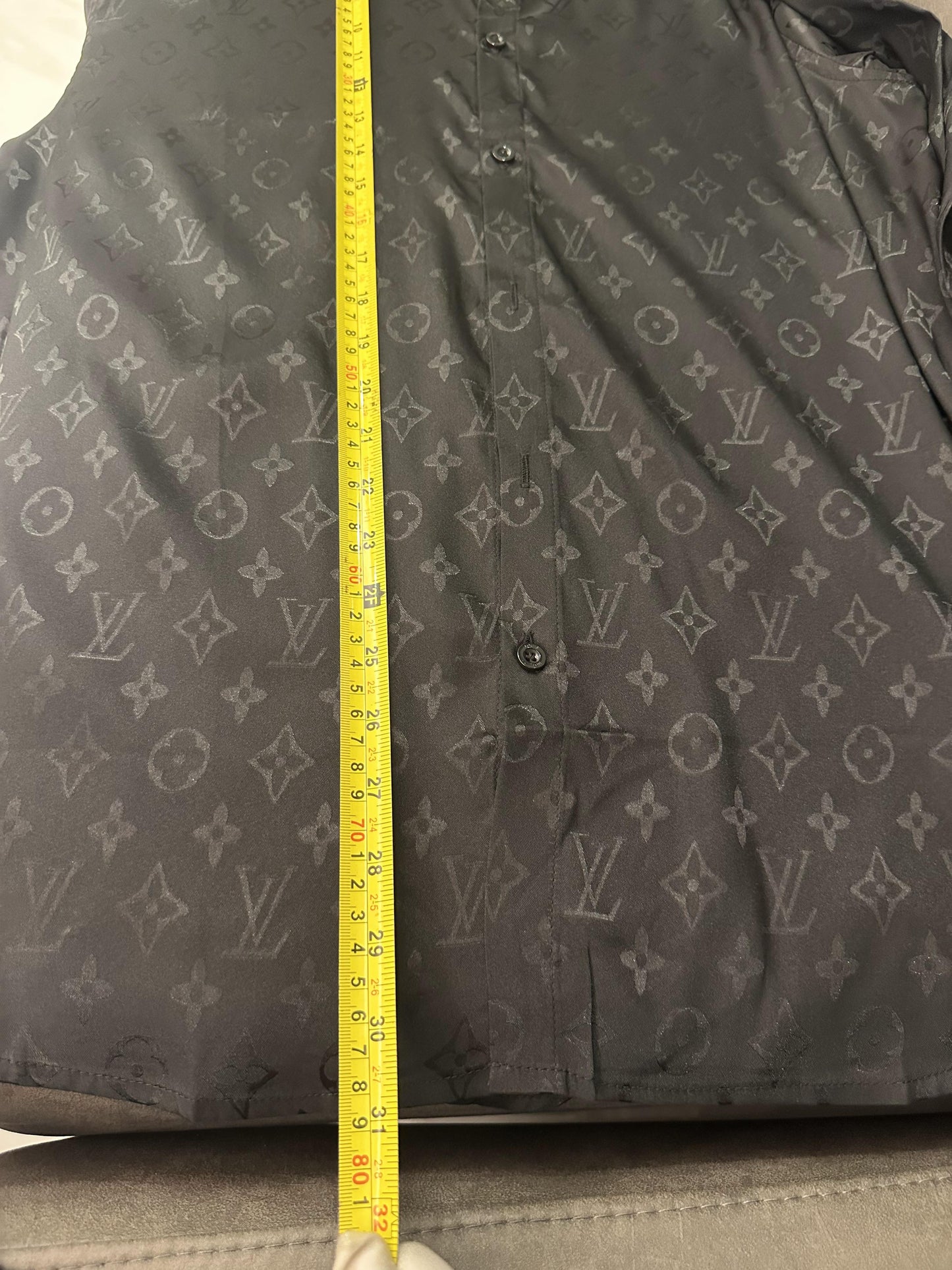 Camisa de seda con botones y monograma de Louis Vuitton en negro