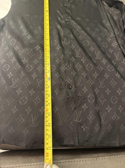 Camisa de seda con botones y monograma de Louis Vuitton en negro