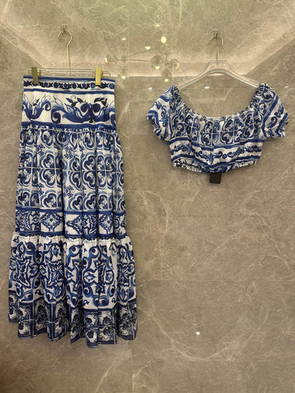 Conjunto de top corto y falda midi con estampado mayólica azul y blanco de Dolce &amp; Gabbana