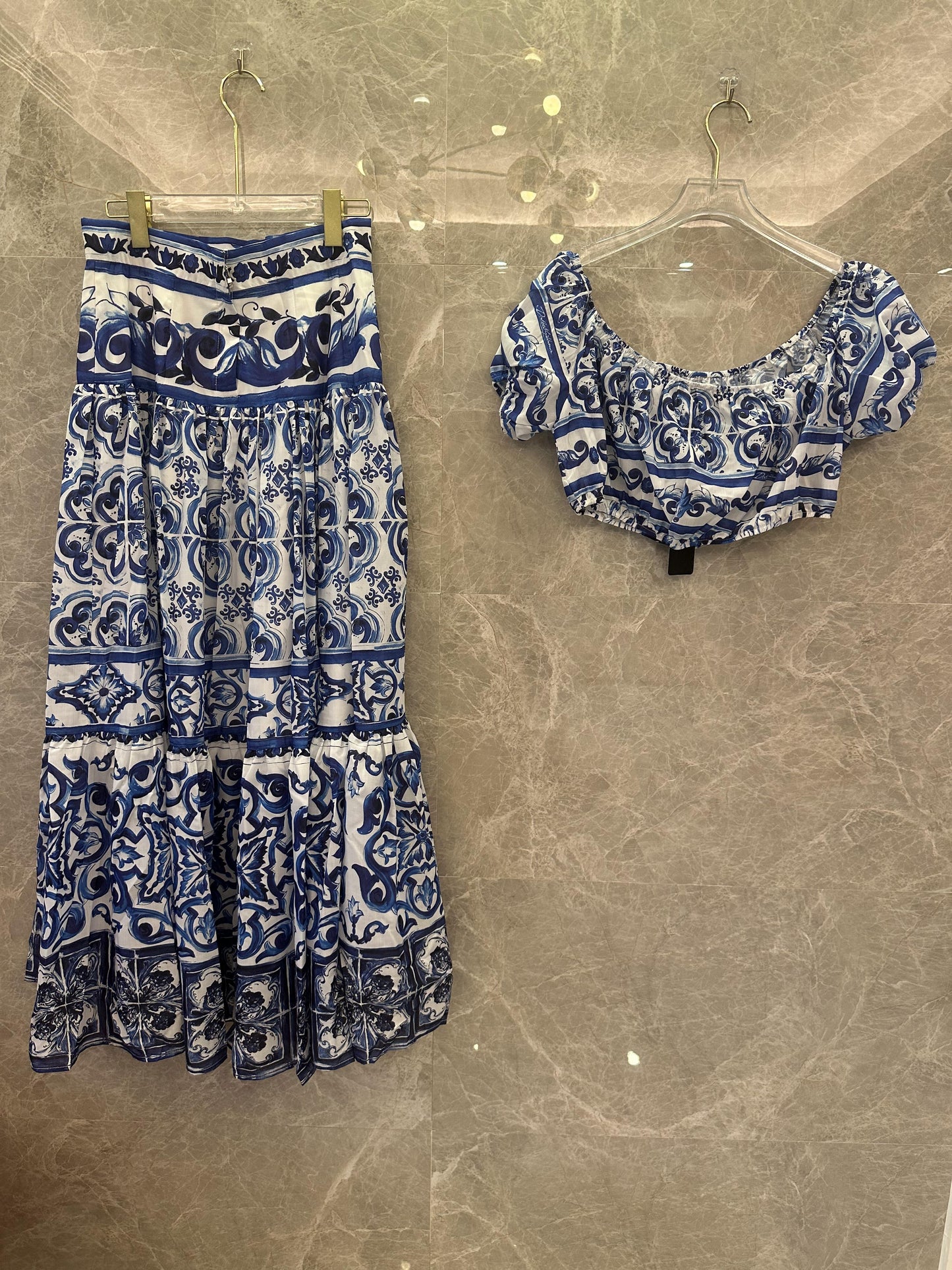 Conjunto de top corto y falda midi con estampado mayólica azul y blanco de Dolce &amp; Gabbana