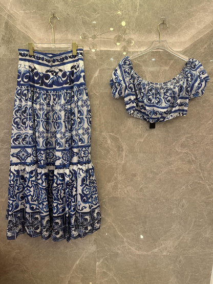 Conjunto de top corto y falda midi con estampado mayólica azul y blanco de Dolce &amp; Gabbana