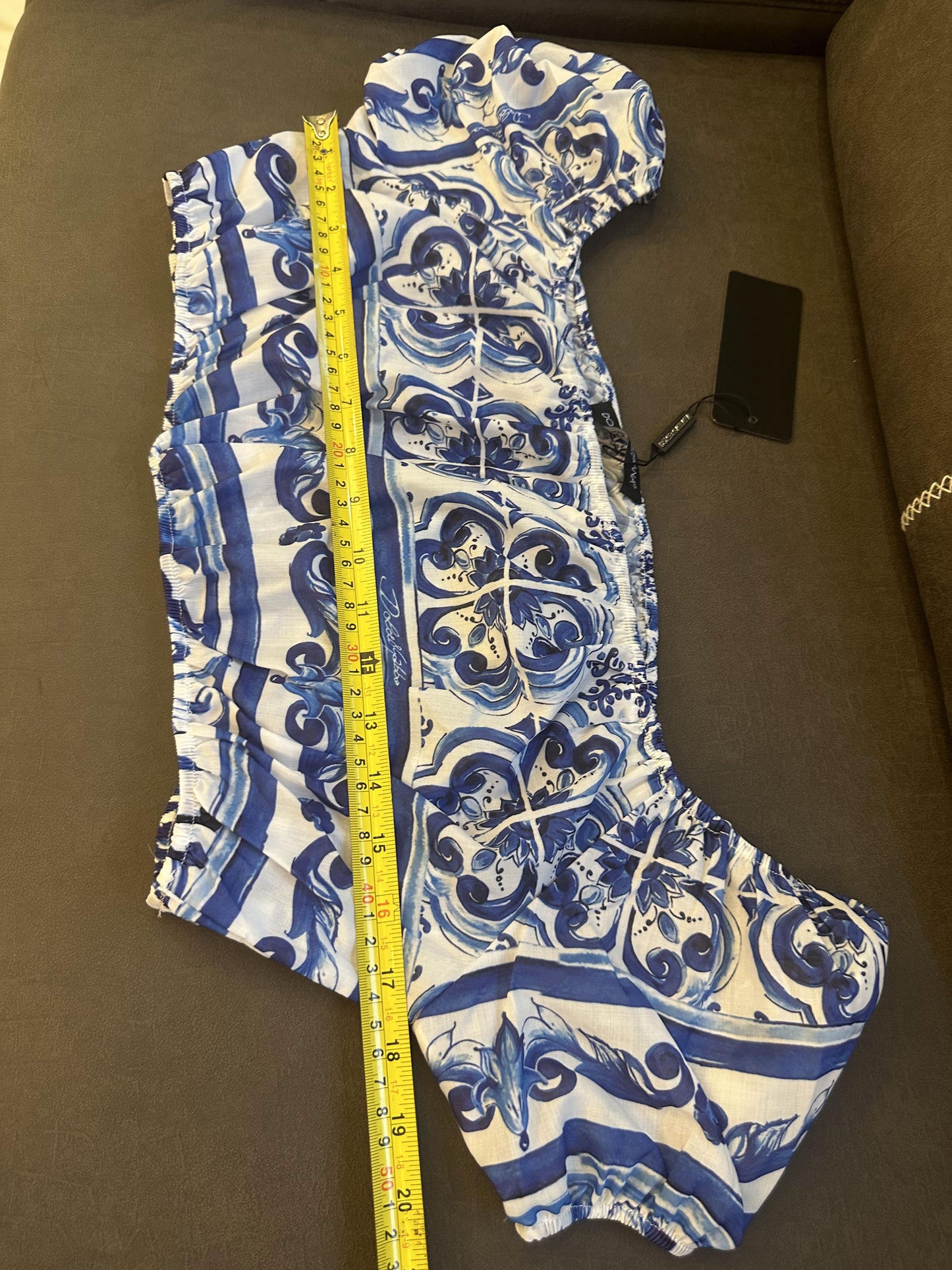Conjunto de top corto y falda midi con estampado mayólica azul y blanco de Dolce &amp; Gabbana