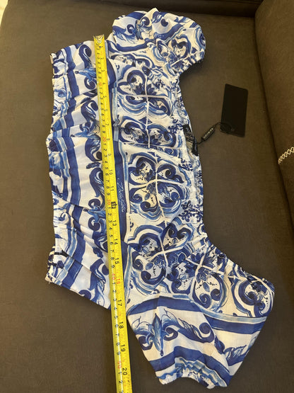 Conjunto de top corto y falda midi con estampado mayólica azul y blanco de Dolce &amp; Gabbana