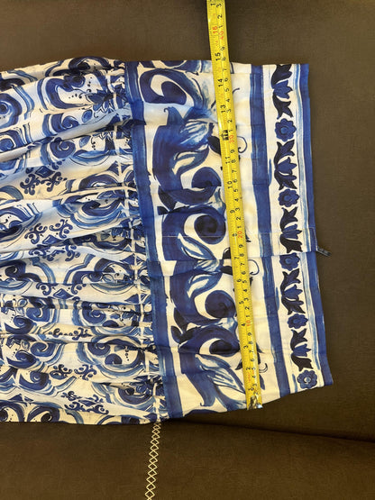 Conjunto de top corto y falda midi con estampado mayólica azul y blanco de Dolce &amp; Gabbana