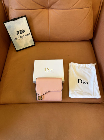 Cartera Dior Saddle Lotus de piel de becerro granulada rosa