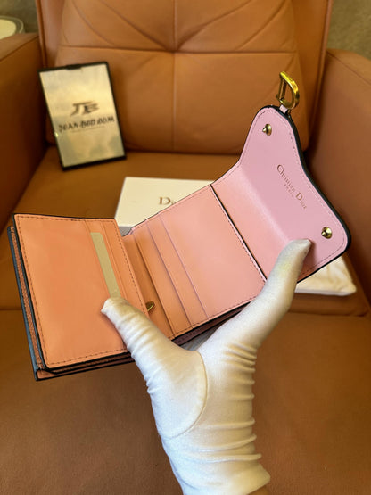 Cartera Dior Saddle Lotus de piel de becerro granulada rosa