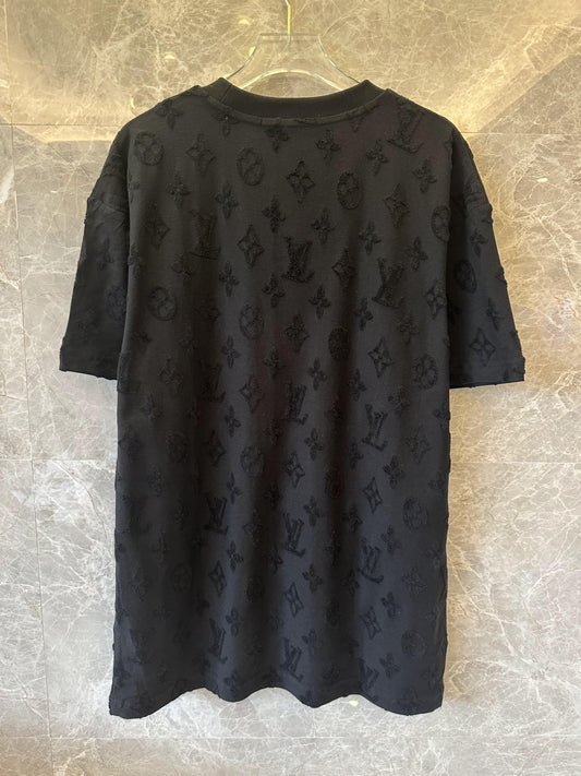 Camiseta negra con monograma en relieve de Louis Vuitton