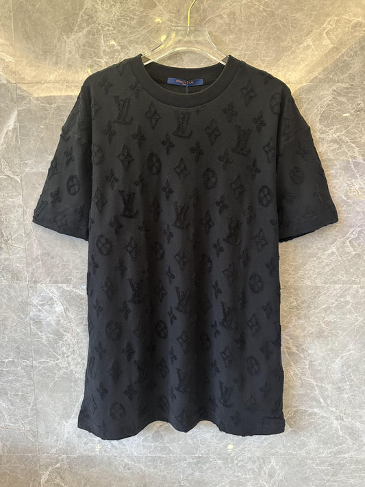 Camiseta negra con monograma en relieve de Louis Vuitton