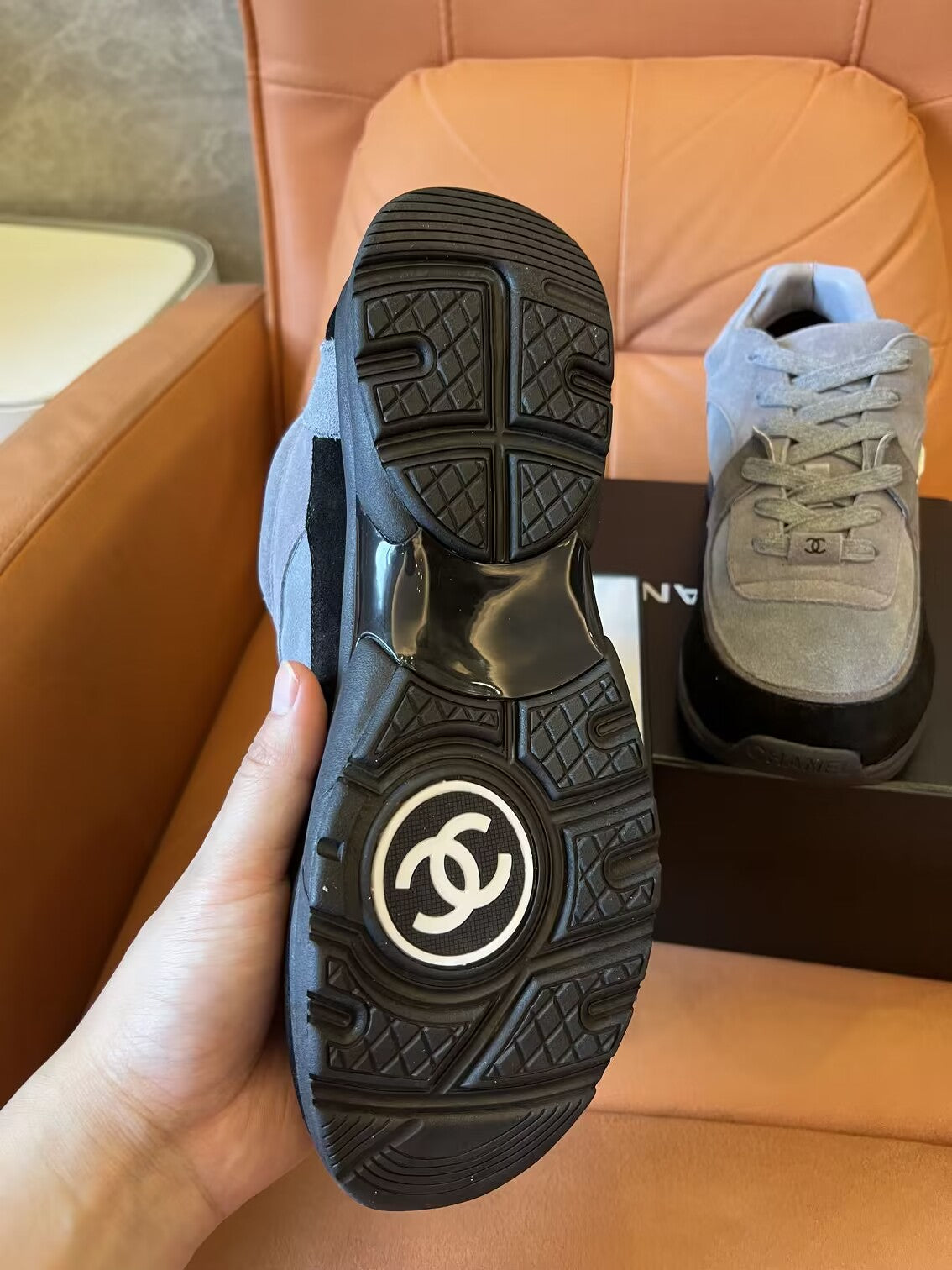 Zapatillas bajas con cordones CC de gamuza tricolor de Chanel