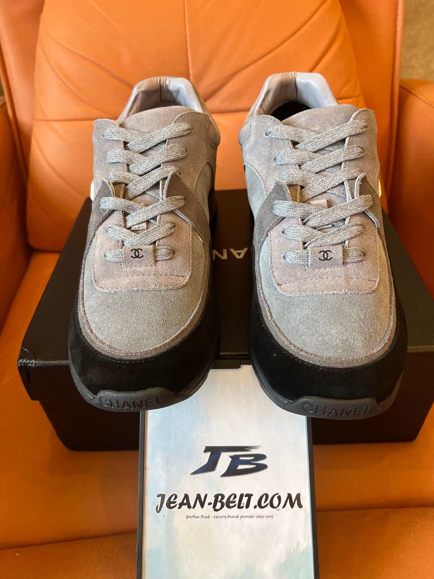 Zapatillas bajas con cordones CC de gamuza tricolor de Chanel