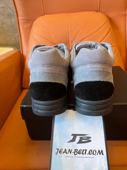 Zapatillas bajas con cordones CC de gamuza tricolor de Chanel