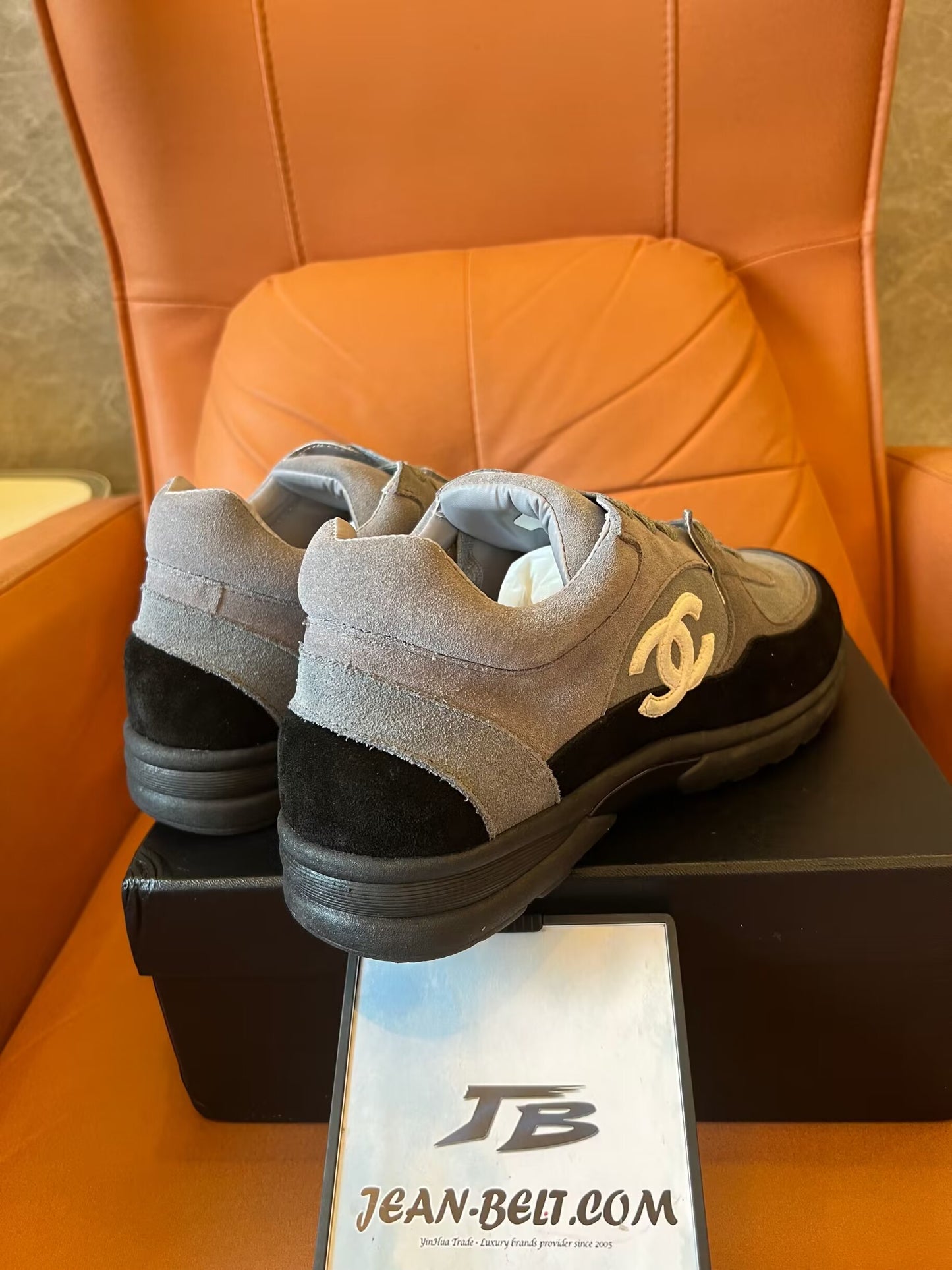 Zapatillas bajas con cordones CC de gamuza tricolor de Chanel