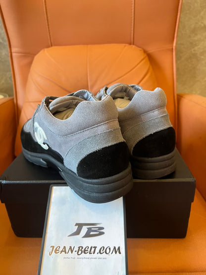 Zapatillas bajas con cordones CC de gamuza tricolor de Chanel