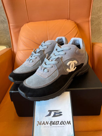Zapatillas bajas con cordones CC de gamuza tricolor de Chanel