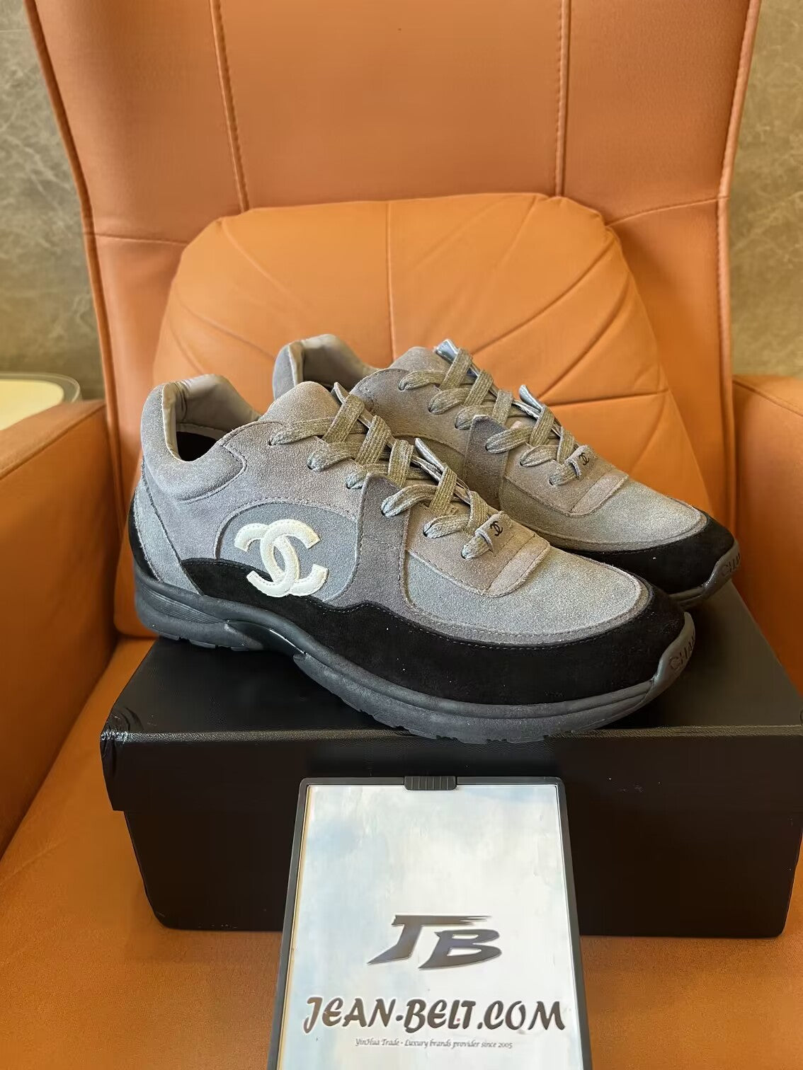Zapatillas bajas con cordones CC de gamuza tricolor de Chanel