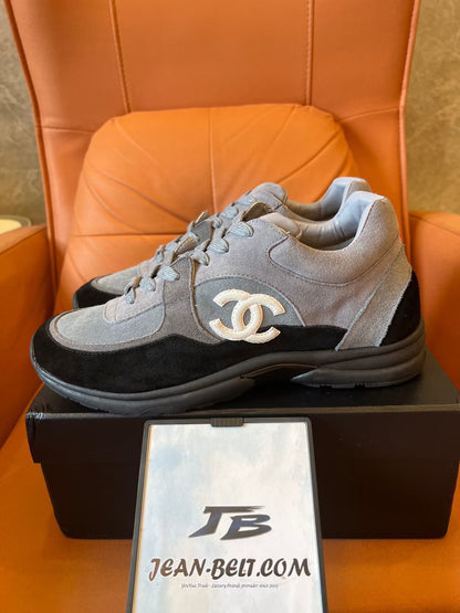 Zapatillas bajas con cordones CC de gamuza tricolor de Chanel