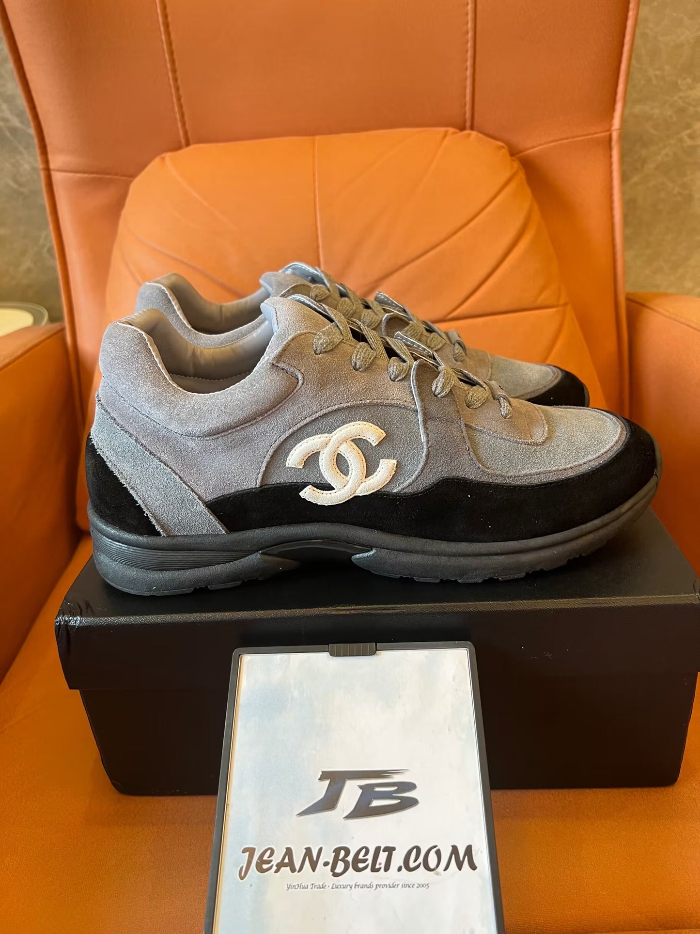 Zapatillas bajas con cordones CC de gamuza tricolor de Chanel