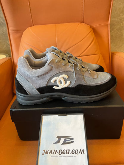 Zapatillas bajas con cordones CC de gamuza tricolor de Chanel