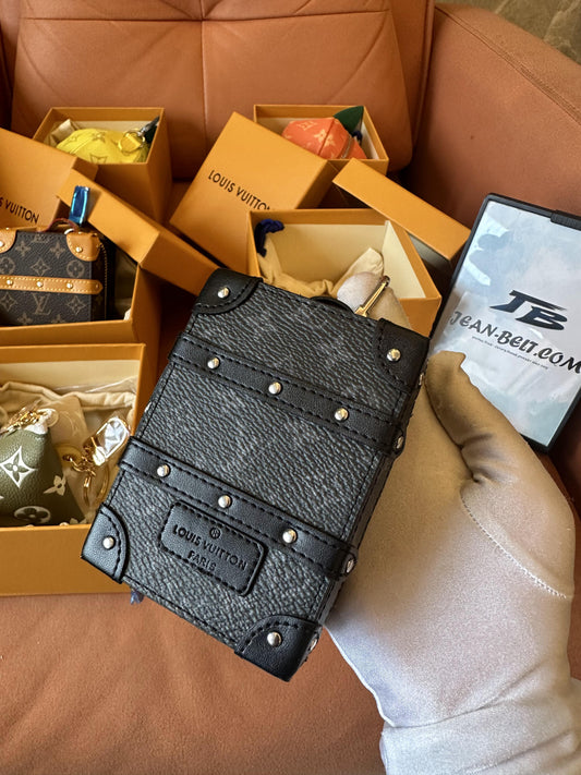 Bolsa Louis Vuitton monograma em couro preto com detalhes de rebites